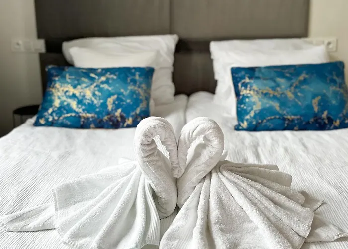 Cloud 9 King Size Bed-old Town View *